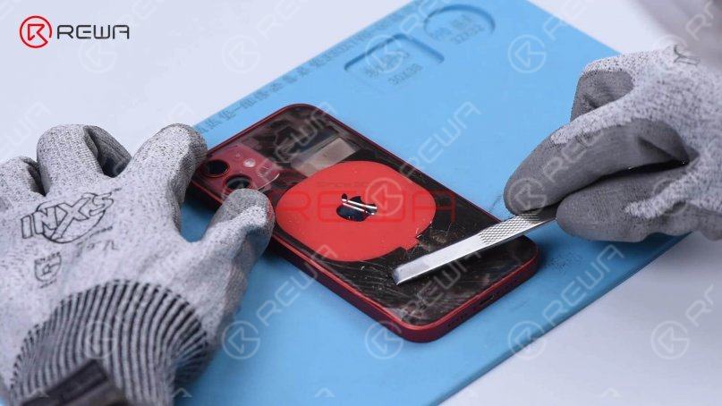A new member, Glass Breaking Pen, is coming to our back glass refurbishing tools family. Break the back glass with Glass Breaking Pen and remove the shards with Pry Bar.
