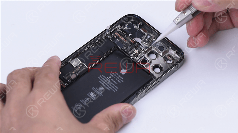 El iPhone 12 Pro incorpora un escáner LiDAR en comparación con el iPhone 12.