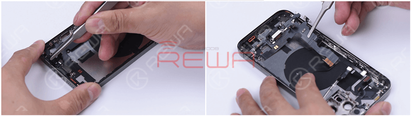 Antes de retirar el cable flexible del conector Lightning, tenemos que hacer palanca en el micrófono para evitar dañar el cable flexible del micrófono.