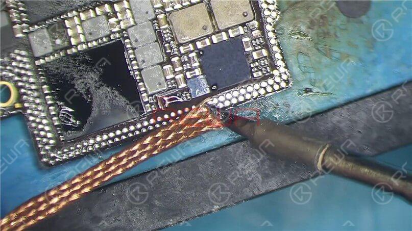 iphone x lässt sich nicht einschalten? mit großem Bootstrom beheben Streichen Sie Kolophonium mit dem Lötkolben und dem Lötkolben ein. Entfernen Sie das Zinn auf dem Bonding Pad der Logikplatine und der Signalplatine separat.
