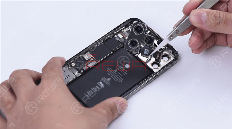 En primer lugar, vamos a quitar la cámara trasera y podemos ver que sólo hay dos cables flexibles para las tres cámaras.