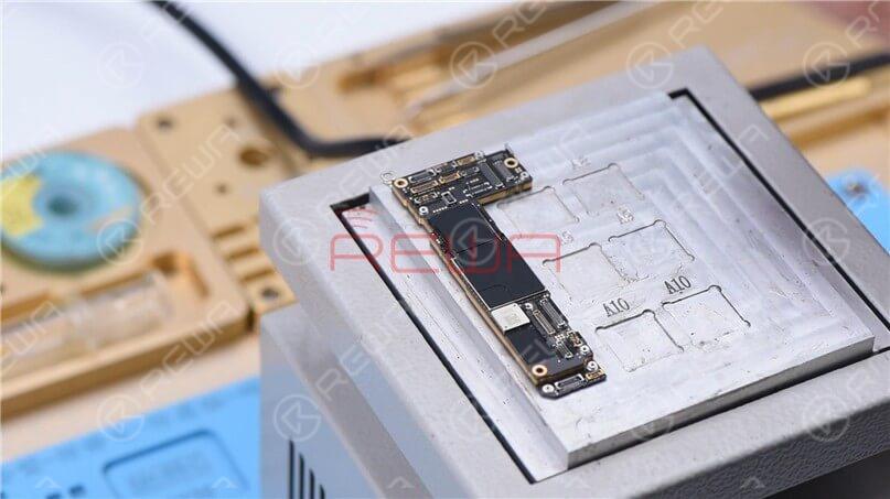 Coloque la placa base en la plataforma de calentamiento. Dado que la Plataforma de Calentamiento para iPhone 12 aún no ha salido, adoptamos la Plataforma de Calentamiento universal. Tenga en cuenta que se necesitan dos personas para separar la placa base aquí.