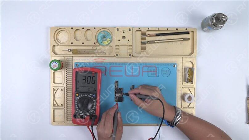 iphone x lässt sich nicht einschalten? mit großem Bootstrom beheben Messen Sie den Stift S73 der Signalkarte. Der Diodenwert beträgt 306, was bedeutet, dass die Signalkarte normal ist.