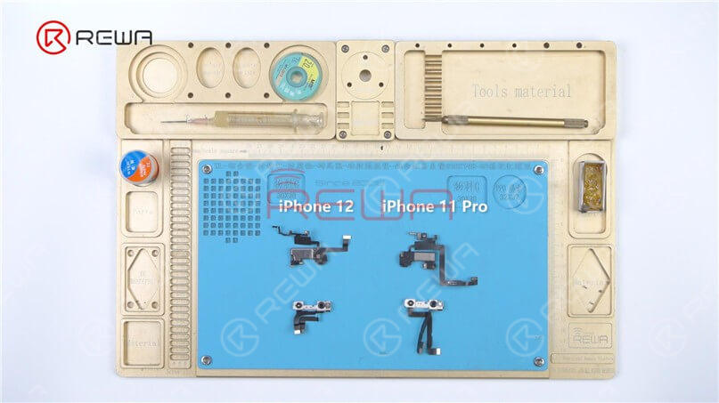 Toma las partes de Face ID del iPhone 12 y el iPhone 11 Pro para compararlas. En apariencia, el módulo de la cámara frontal Face ID del iPhone 12 se parece mucho al del iPhone 11 anterior, con algunos cambios en el marco metálico y el cable flexible. La disposición de la cámara de infrarrojos, la cámara frontal y el proyector de puntos se mantiene sin cambios.