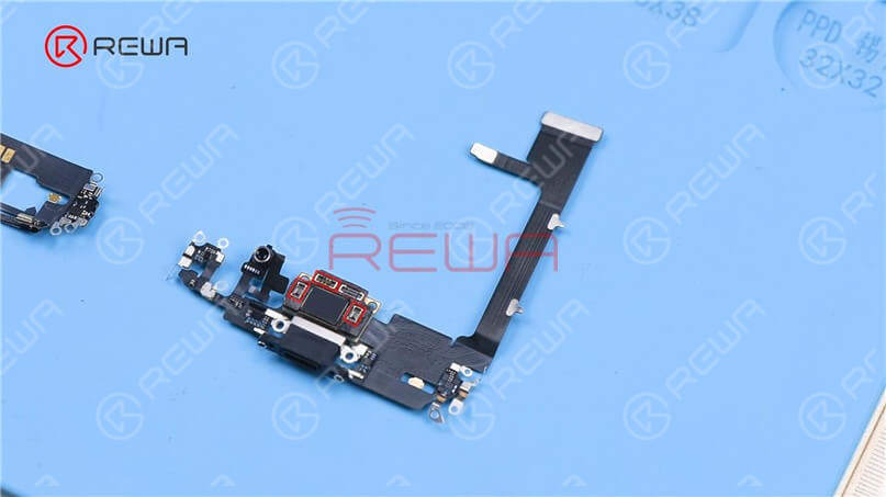 El cable flexible del conector lightning del iPhone 11 Pro integra el Bot Speaker IC, el ARC Vibrator IC, el Charging IC y el Wireless Charging IC, lo que aumenta la posibilidad de fallo funcional en caso de daño por agua o caída fuerte. Pero estos IC vuelven a estar en la placa base del iPhone 12, lo que no solo reduce la posibilidad de fallo funcional del conector lightning, sino que también facilita su reparación en caso de daños por agua o caídas fuertes.