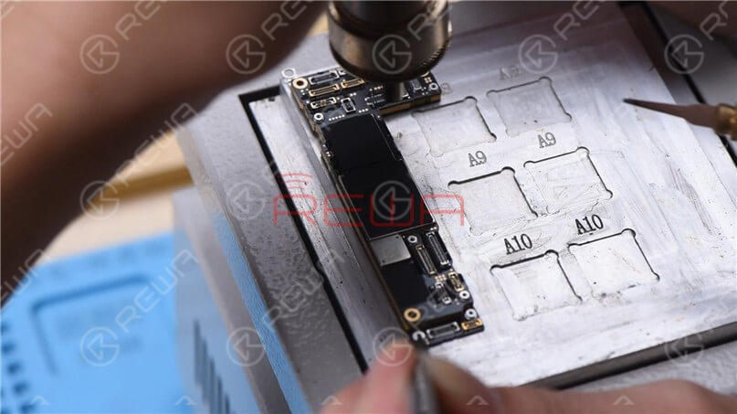 Cuando la temperatura alcance los 200℃, caliente el borde de la placa base con aire rotativo (pistola de aire caliente QUICK 861D a 320℃). Tenga en cuenta que un calentamiento excesivo puede provocar una pseudo soldadura o la caída de piezas. Dos rondas de calentamiento vertical son aconsejables.