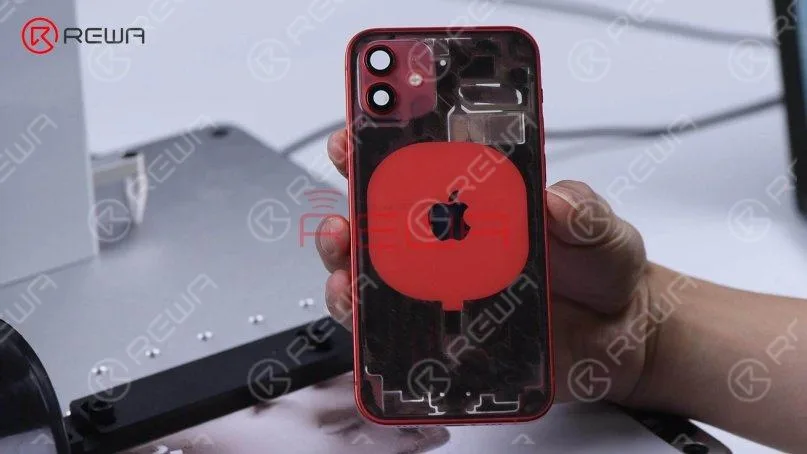 Coloque el cristal trasero del iPhone 12 bajo la sonda de posicionamiento de enfoque de la máquina de marcado láser. Después del posicionamiento, marque la zona del cristal trasero excepto la cámara y la zona de carga inalámbrica. No hemos marcado la zona de carga inalámbrica para evitar daños.