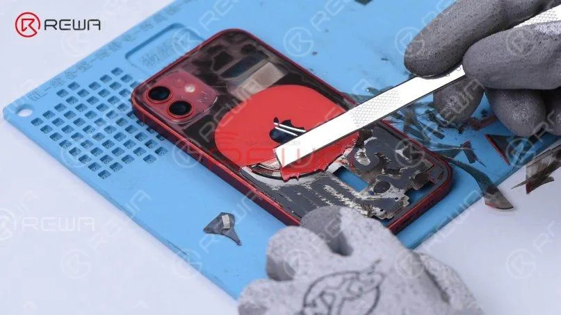 Al romper la zona de carga inalámbrica, se puede ver que los imanes están pegados al cristal. Por lo tanto, la solución de fijación del cristal trasero del iPhone 11 no es adecuada para el iPhone 12.