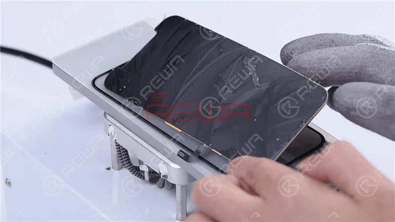 A través de nuestra observación, descubrimos que el panel táctil de la pantalla del iPhone 12 es mejor que el del iPhone 11 Pro, que no es fácil de dañar. En concreto, el panel táctil del iPhone 12 es más grueso y las líneas de corte son más claras y anchas.