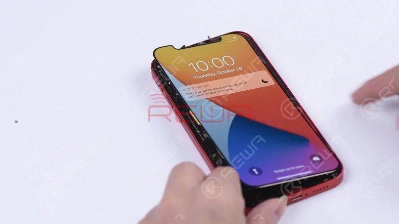 Conecta el OLED y el cable flexible del auricular. La pantalla y la función táctil funcionan bien. Un punto que vale la pena mencionar es que si no se conecta el cable flexible del altavoz del oído no habrá detección de luz. La pantalla estará demasiado oscura para ser probada.