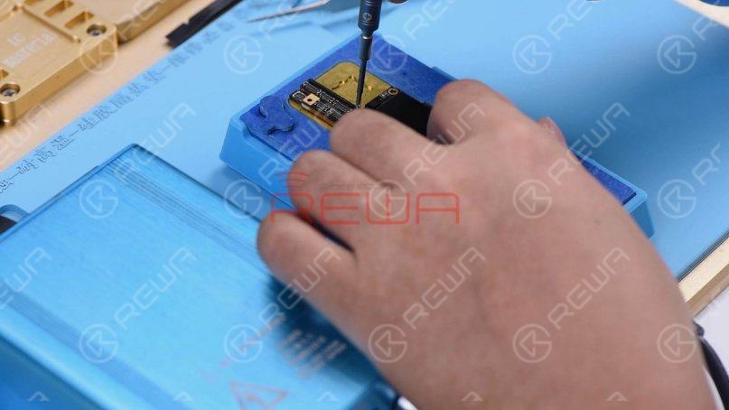 Place the motherboard on the heating platform and fit a screw into the screw hole on the motherboard. So we can take down the upper layer efficiently afterward. Heat the motherboard for 2 minutes on the heating platform at 165℃.