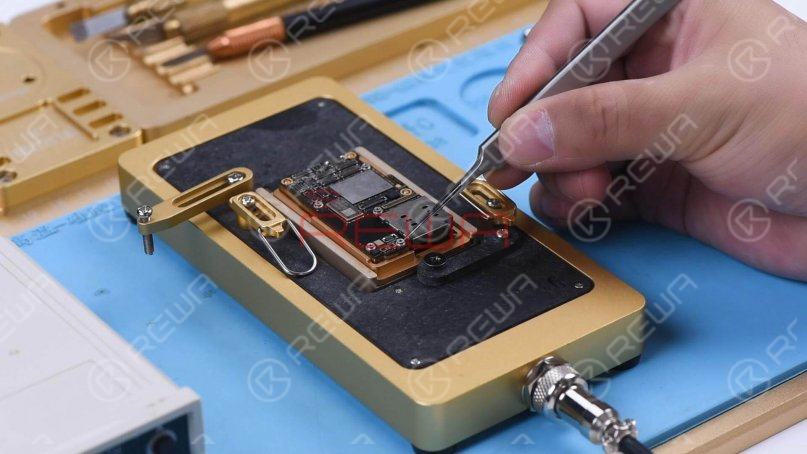 Keep heating the motherboard on the 185℃ Heating Platform. Push the logic board gently with tweezers and the logic board can return to the previous position. It shows that the motherboard has completed soldering.