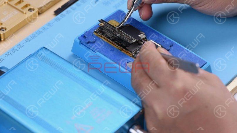 Remove the upper layer and lower layer with tweezers.