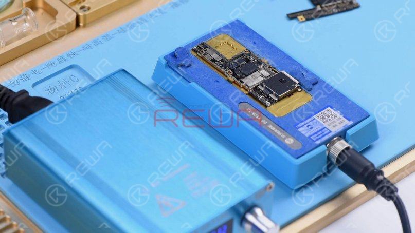 After reballing, take the mold down from the base and remove the reballing stencil. Heat the lower layer on the heating platform at 165℃. Once solder balls have shaped up completely, power off the heating platform.