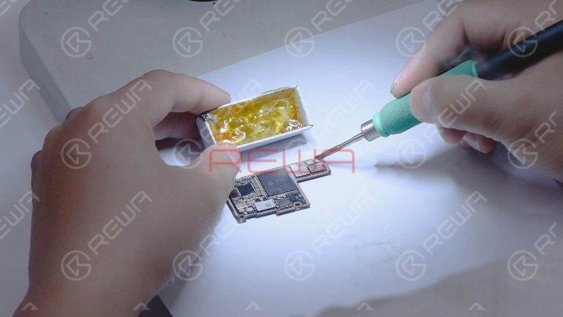 Then we locate the faulty component with rosin detecting. Dip rosin with Soldering Iron at 365℃ and smoke some rosin on associated components.