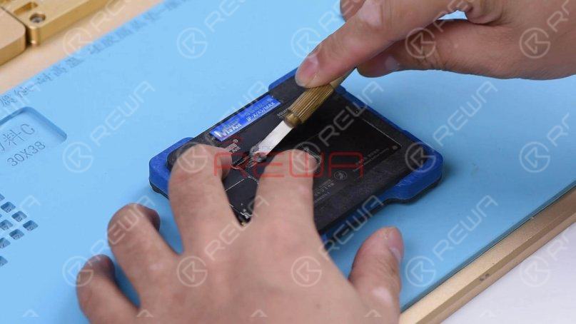 Place the mold onto the base. The stencil is tightly attached to the lower layer because of the magnetic structure of the base. Then we smear some low-temp solder paste on the stencil and wipe off excess solder paste with a lint-free wipe.