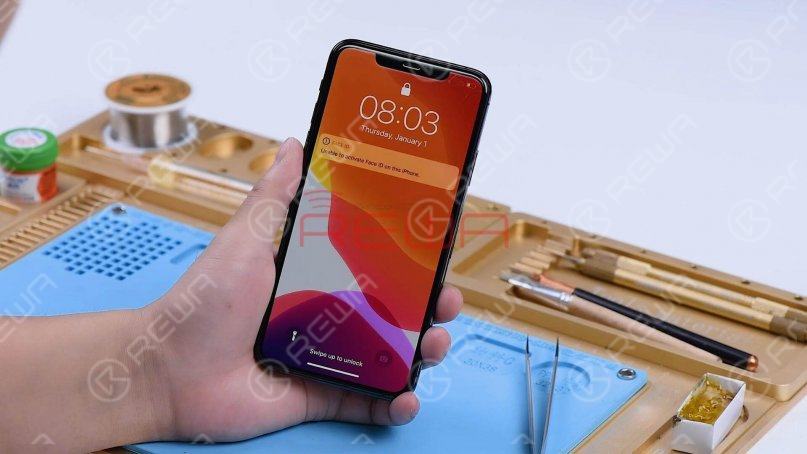 First of all, we install the motherboard on the phone to test. The phone turns on normally but has no service.