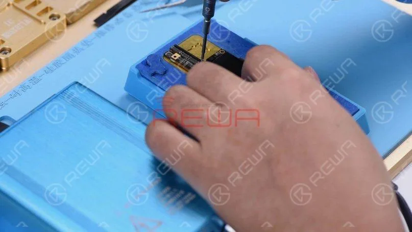 Legen Sie die Hauptplatine auf die Heizplattform und stecken Sie eine Schraube in das Schraubenloch auf der Hauptplatine. So können wir die obere Schicht danach effizient abnehmen. Erhitzen Sie die Grundplatine 2 Minuten lang auf der Heizplattform bei 165℃.