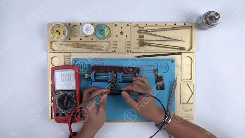Reinigen Sie anschließend mit PCB-Reiniger. Führen Sie erneut eine Diodenmessung von TIGRIS_LX zwischen U3300 und Q3350 durch. Der gemessene Wert ist 0, was normal ist.