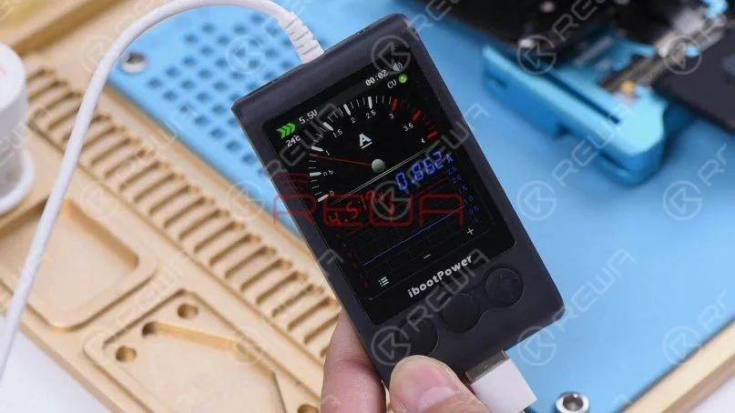 Schließen Sie das Ladekabel an. Der Ladestrom auf dem Amperemeter beträgt 860 mA, was bedeutet, dass das Telefon normal geladen werden kann.