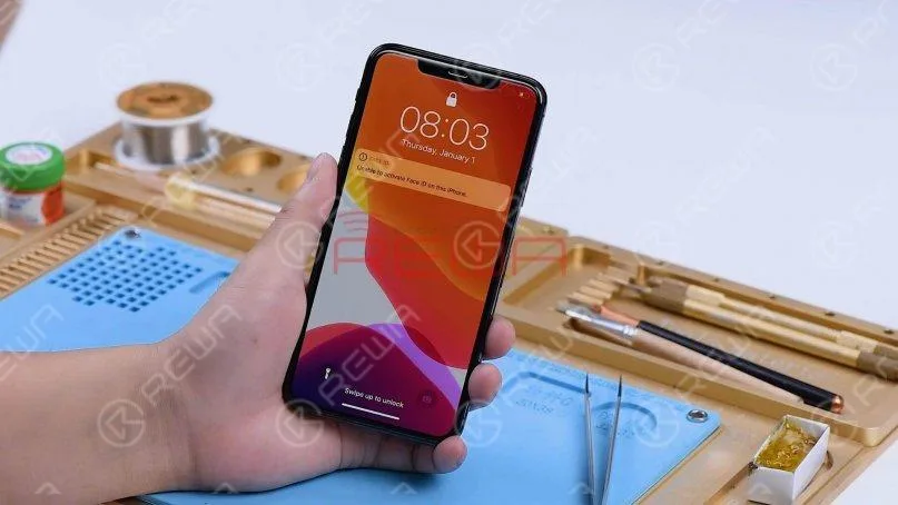 Tout d'abord, nous installons la carte mère sur le téléphone pour le tester. Le téléphone s'allume normalement mais n'a pas de service.