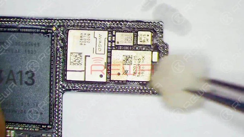 Nettoyez la carte logique avec du PCB Cleaner. Puisque la carte de signal a été remplacée, nous devons d'abord vérifier la carte logique. En fonction du résultat du test, nous pourrons déterminer ultérieurement si l'unité centrale de bande de base et l'EPROM sont endommagées.