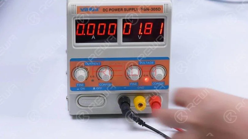 Régler l'alimentation en courant continu à 1,8 V. Relier l'anode positive et l'anode négative de l'alimentation en courant continu avec des sondes de multimètre.