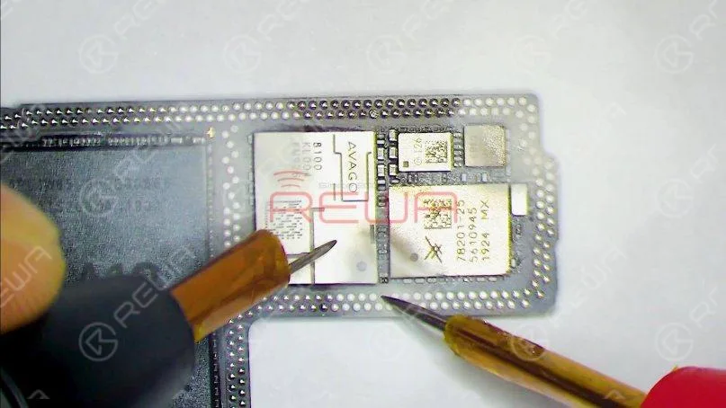Connectez ensuite la sonde noire à la terre et la sonde rouge à la broche 113 de la carte logique. Nous pouvons voir que la colophane d'un condensateur a fondu. Cela indique que le composant est endommagé. Ce circuit comporte plusieurs condensateurs de filtrage, ce qui nous permet de retirer directement le condensateur endommagé.
