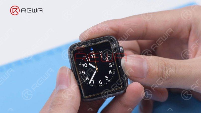 apple watch series 3 glass replacement Install the OLED to test. Since the touch panel has been separated, we only need to test the display function. The display function is normal. Clean the OLED completely with N-hexane.