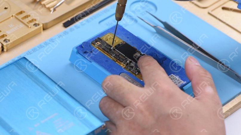 iPhone X motherboard separation