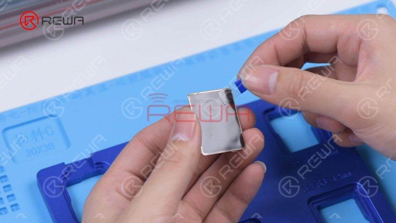 Stick a corner of the OLED with Easy Tear Sticker and peel off the OCA protective film.