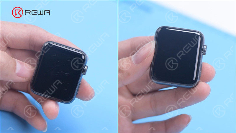 Take out the phone with a suction cup.Remove the waterproof adhesive of the Apple Watch. The scratches are gone.