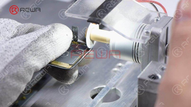 Then we use the Cutting Machine to cut the glass. We need to cut both sides of the glass to get the cutting wire in. Please be careful during the operation.