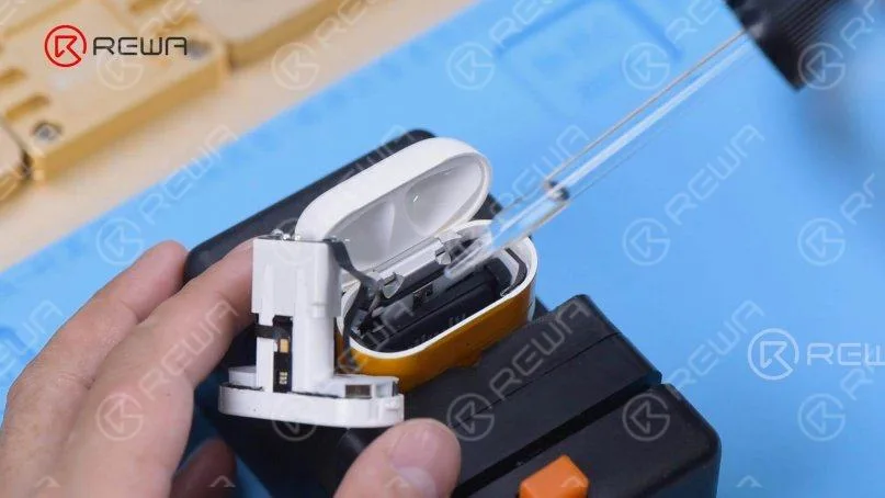 Retrait de la batterie de l'étui de chargement des AirPods