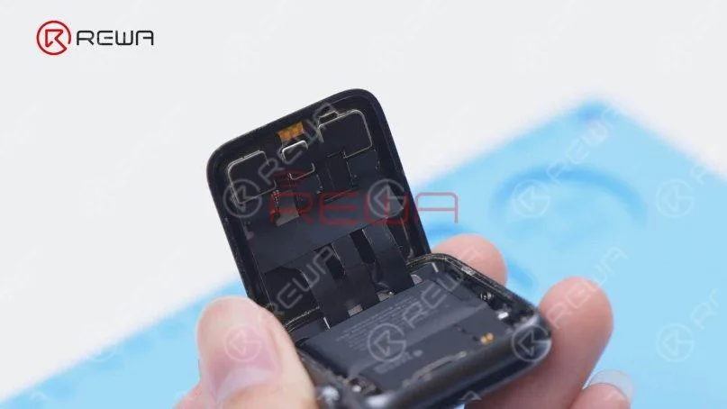 Lift the screen. Please pay attention to the screen flex cables to avoid damage. It can be seen that three flex cables are connected to the motherboard.