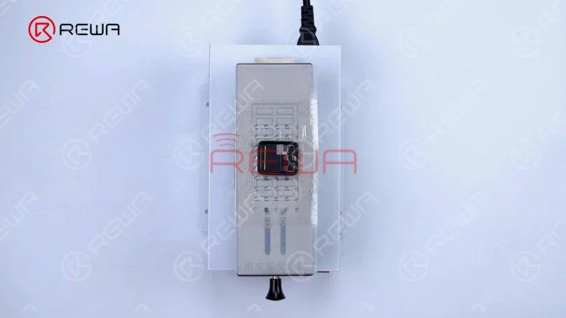 Next, we need to pry up the connector of the touch flex cable. Put the screen on the Heating Platform at 120℃ for 30 seconds. After heating, peel off the tape with tweezers and pry up the connector.