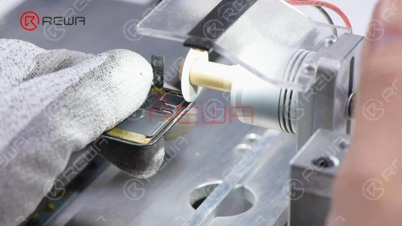 Then we use the Cutting Machine to cut the glass. We need to cut both sides of the glass to get the cutting wire in. Please be careful during the operation.