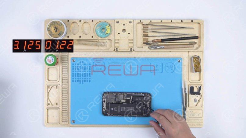 Connect the motherboard with the Power Cable. The ammeter shows a large current of 3.1A.