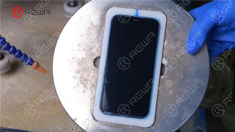 After the first grinding and polishing, the Apple Watch with deep scratches has been refurbished successfully but there are still some small scratches on the iPhone 12.  The scratches are completely gone after the second grinding and polishing. It can be seen that iPhone 12 takes longer to remove the same scratches than other iPhone series.
