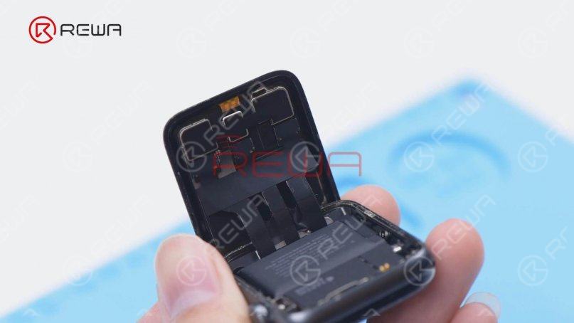 Lift the screen. Please pay attention to the screen flex cables to avoid damage. It can be seen that three flex cables are connected to the motherboard.