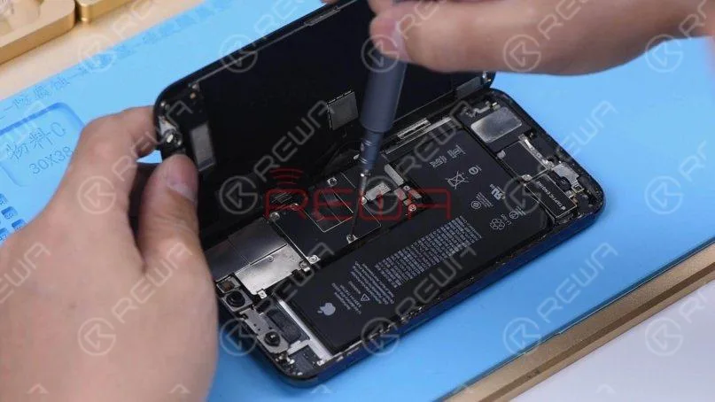 how to fix an iphone 11 pro won't turn on After the screen is lifted, take the shielding covers off, disconnect the battery, and remove the screen.