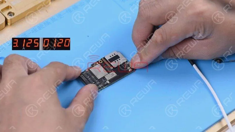 how to fix an iphone 11 pro won't turn on Detach the motherboard and connect the motherboard with the Power Cable again. The ammeter still shows a large current of 3.1A.