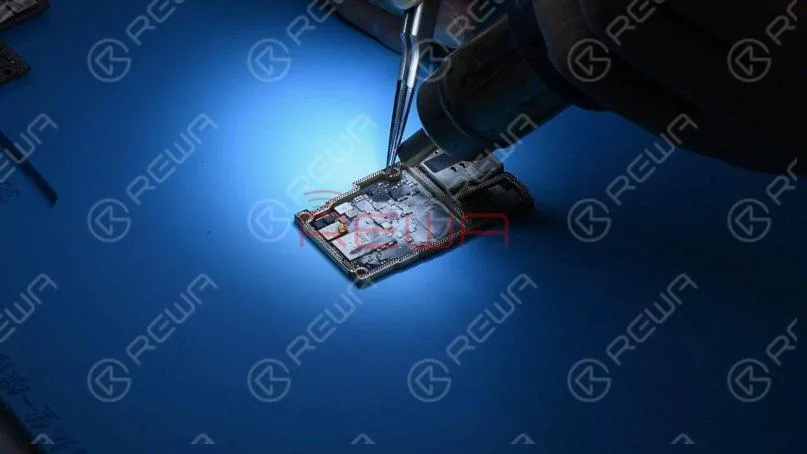how to fix an iphone 11 pro won't turn on Then we heat the damaged capacitor with Hot Air Gun at 350℃ and remove it with tweezers.