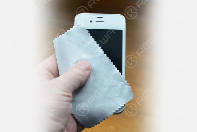 how to safely clean your smartphone or tablet touchscreen? smartphone cleaning with microfiber cloth