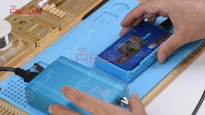 iphone x nessun servizio: soluzione per professionisti Continuare a posizionare lo strato inferiore sulla piattaforma di riscaldamento. Accendere la piattaforma di riscaldamento e impostare la temperatura a 150℃. Con la fusione della pasta saldante, le sfere di stagno iniziano a formarsi. Una volta completato, spegnere la piattaforma di riscaldamento e attendere che lo strato inferiore si raffreddi per 10 minuti.