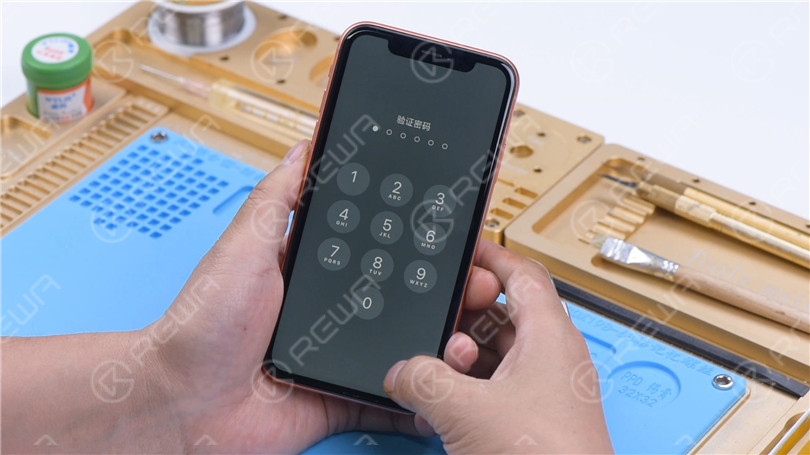 How to Fix an iPhone XR Stuck on Apple Logo