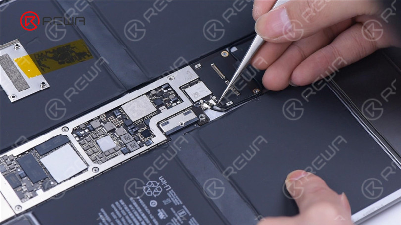 Riparare l'iPad Pro che non si accende sostituendo i connettori