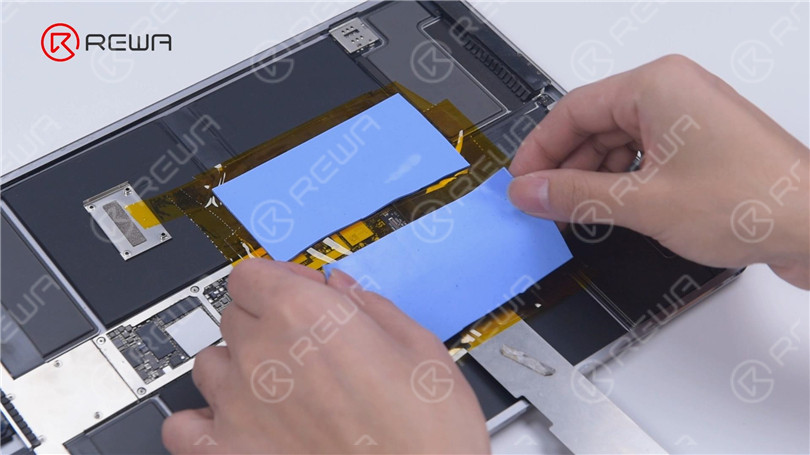 Riparare l'iPad Pro che non si accende sostituendo i connettori