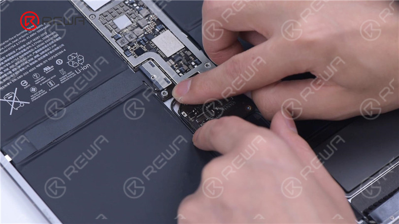 Riparare l'iPad Pro che non si accende sostituendo i connettori