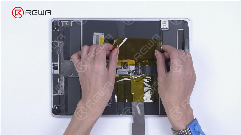 Riparare l'iPad Pro che non si accende sostituendo i connettori